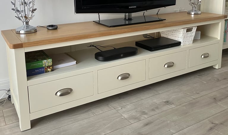 REDUCED Cotswold Company Solid Wood Cream Oak Sussex Cotswold Cream Extra large TV stand