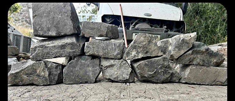 Reclaimed random whinstone / walling stone 