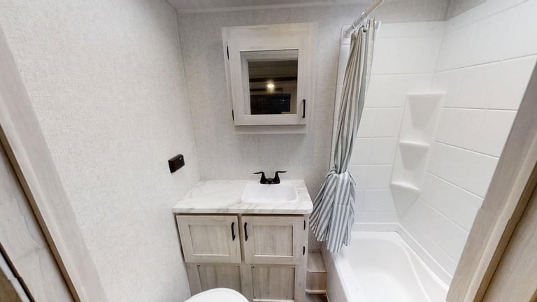 EX DEMO Forest River East To West Della Terra 323QB American Caravan 5th Wheel