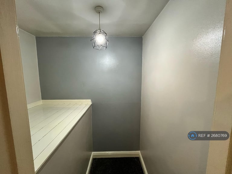 1 bedroom flat in Berkeley Crescent, Hyde, SK14 (1 bed) (#2680769)