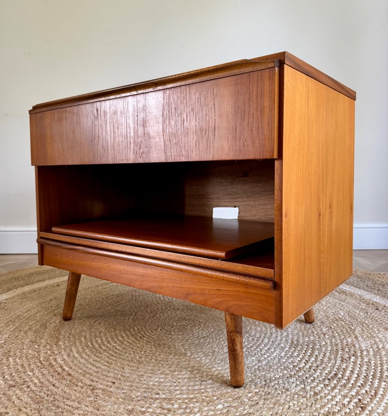 Mid century modern style vintage retro tv media hifi sideboard unit 