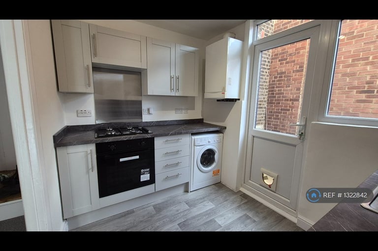 2 bedroom flat in Castleton Rd, Walthamstow, E17 (2 bed) (#1322842)