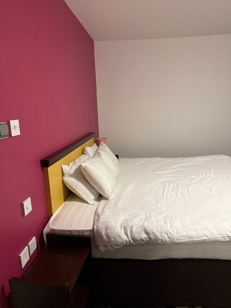 Private En-Suite Room – Flexible Tenancy – Furnished with Desk, TV & Freezer – Free Parking