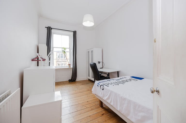Very spacious, top floor, 3 bedroom, HMO flat - available NOW