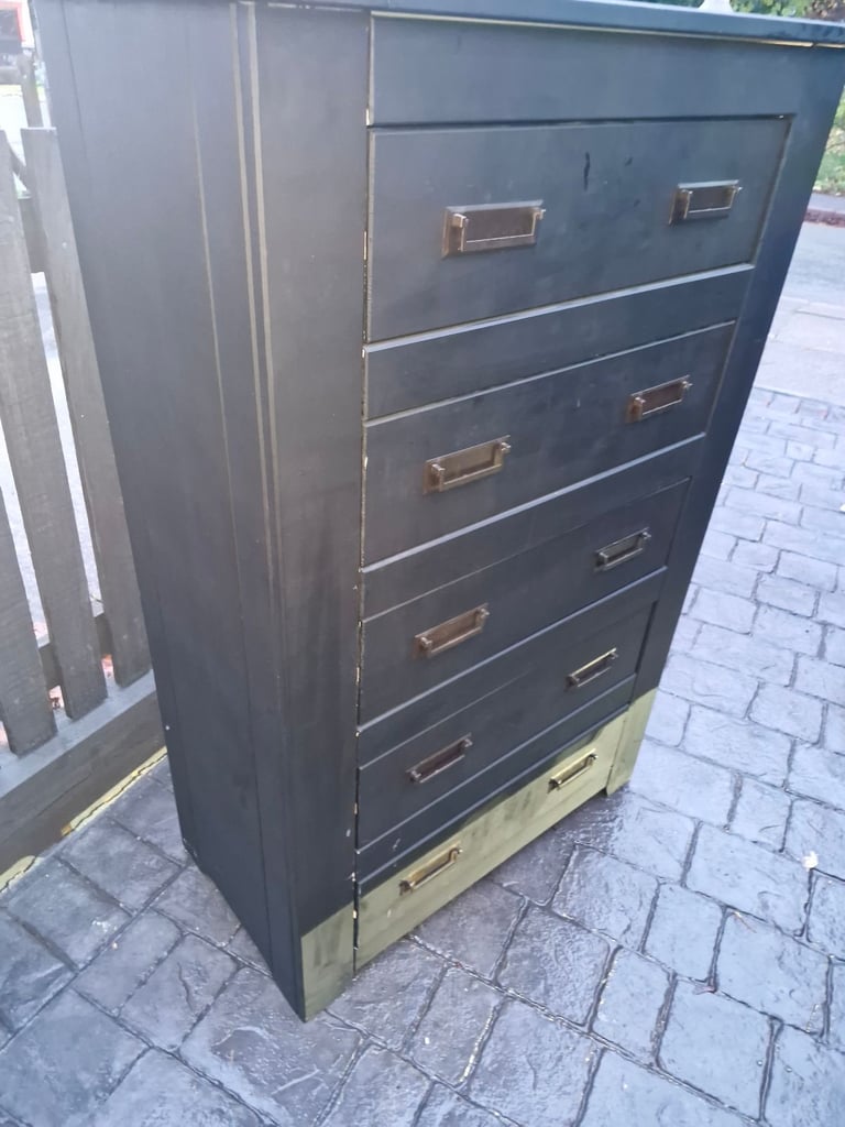 Chest of drawers £45