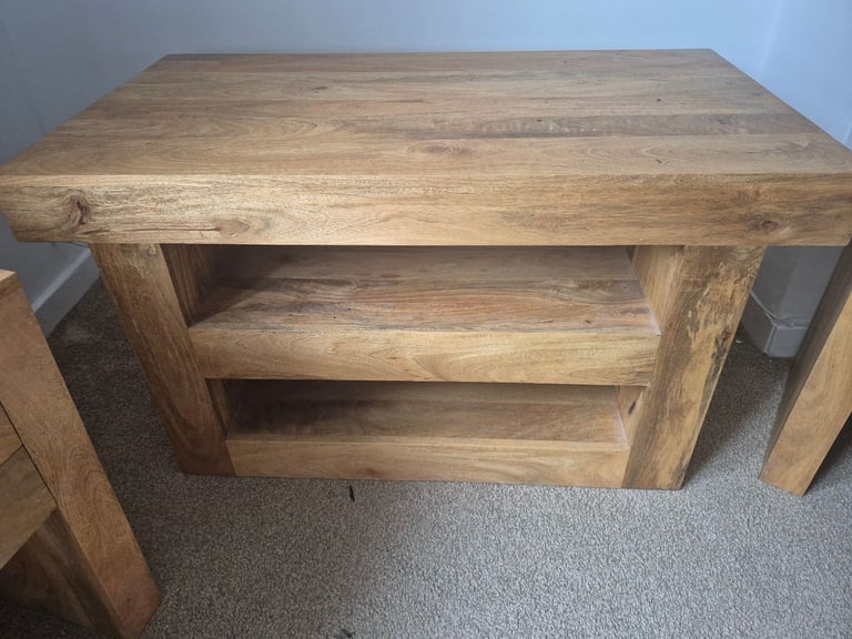 📌 Solid Wood Bedroom Furniture Set – £70 (Pick Up Only – Knightswood, Glasgow)