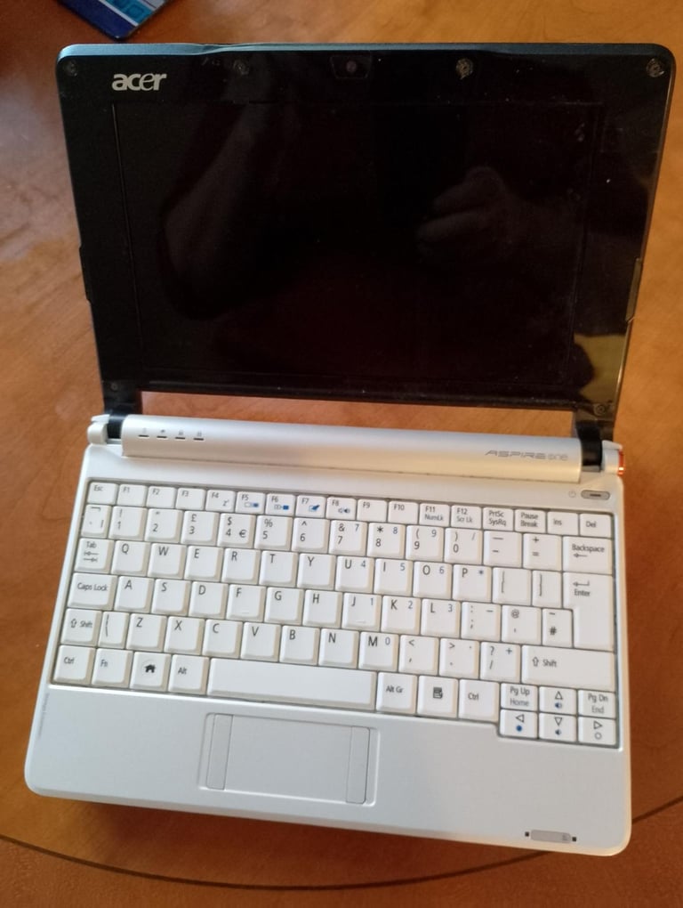 Acer Aspire one ZG5 AOA 1011 AW Not working and no charger Laptop