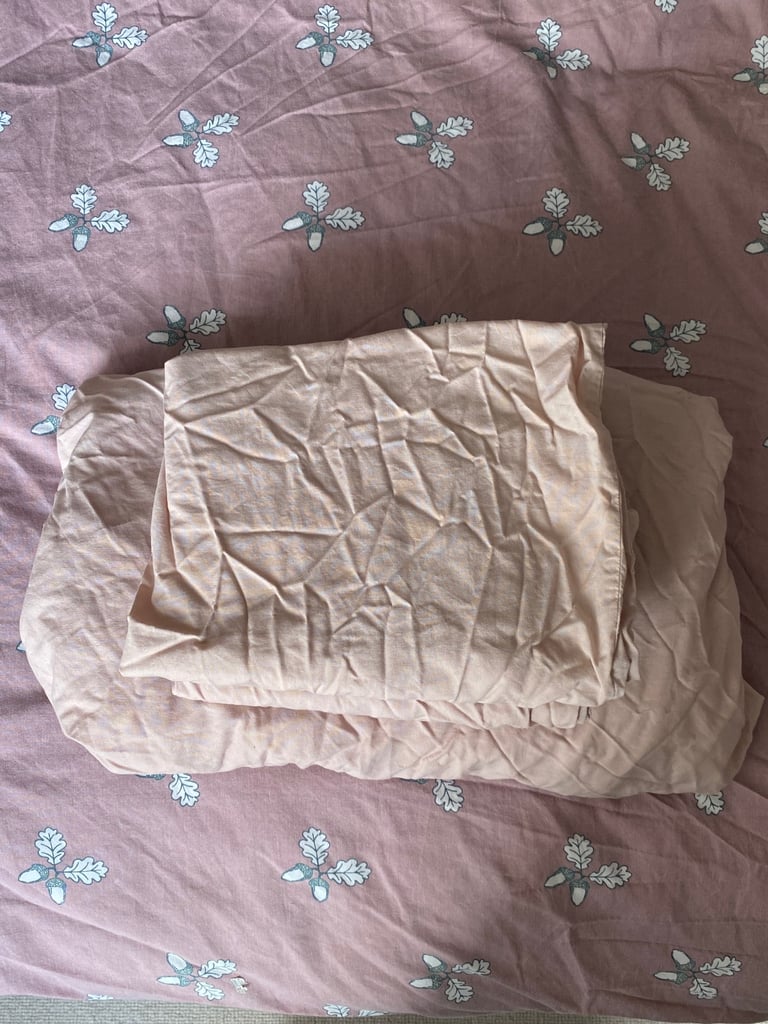 image for Double sized fitted sheet and x2 matching pillowcases 
