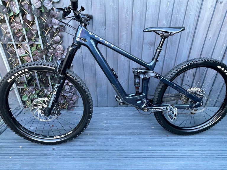 2022 Vitus Escarpe 27 CR mountain bike in velocity blue. 