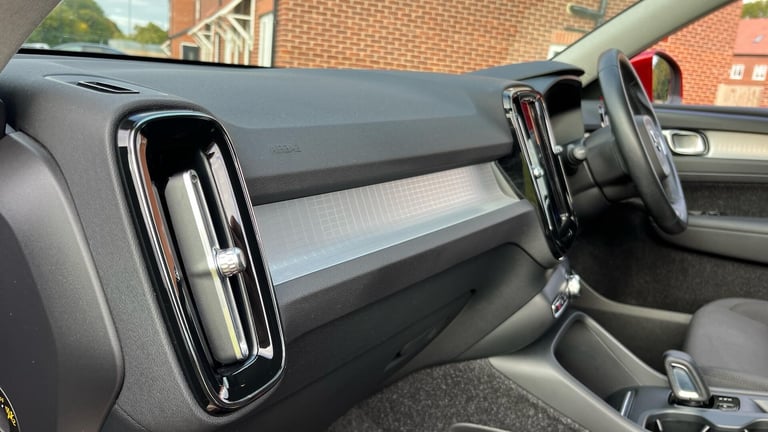 2020 Volvo XC40 Momentum B4 AWD mild hybrid ESTATE Petrol/Electric Hybrid Automatic