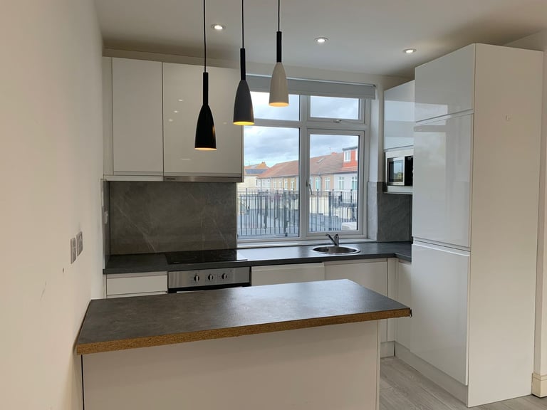 Amazing 2 Bed Flat + Open Plan Living Rm - Collier Row, Romford (RM5)