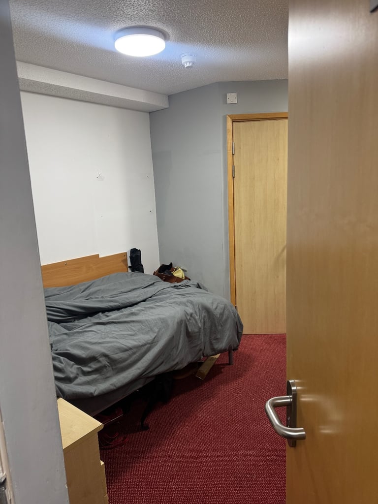 Private 1-bedroom student room in a shared flat (shared kitchen and common area).