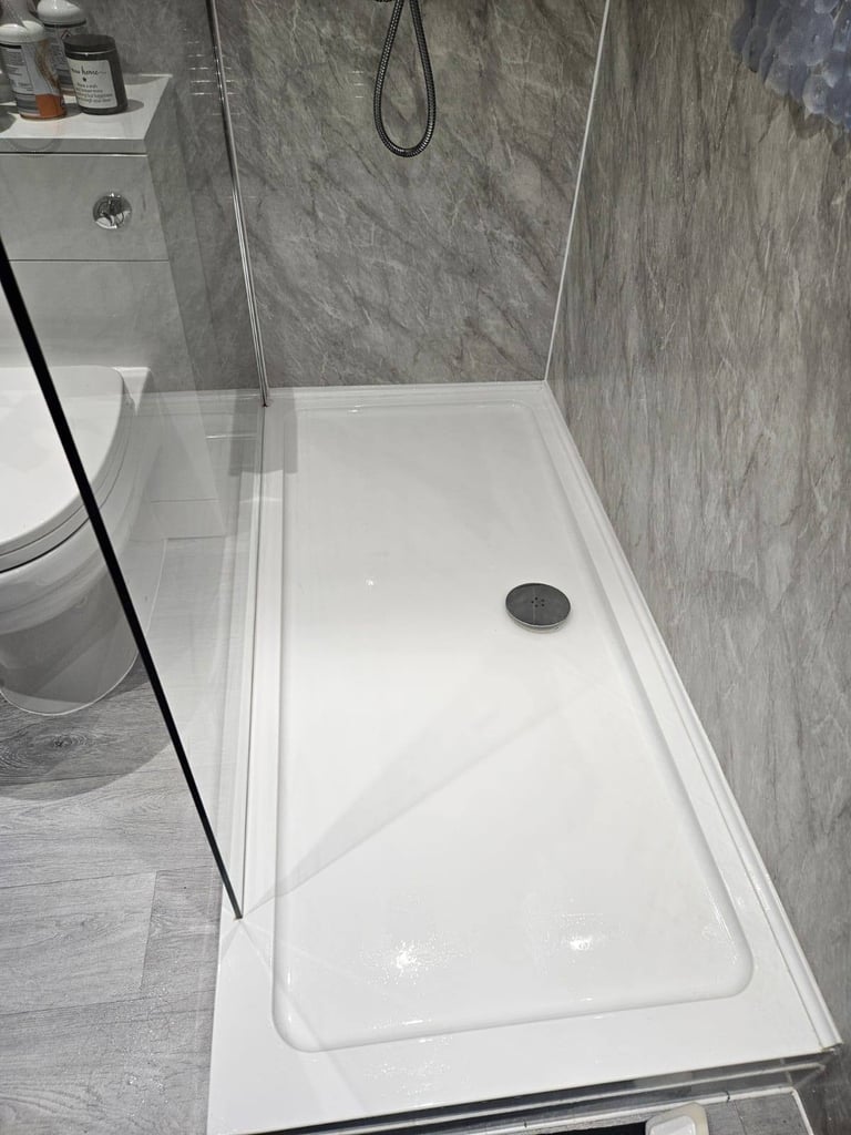 Shower screen and chrome rail