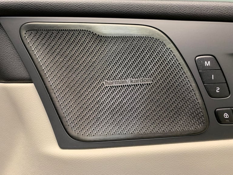 2022 Volvo XC60 2.0 B5P Plus Dark 5dr AWD Geartronic ESTATE PETROL Automatic