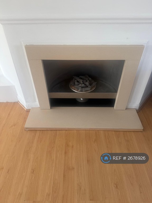 3 bedroom house in Essex Close, Merton, SM4 (3 bed) (#2678926)