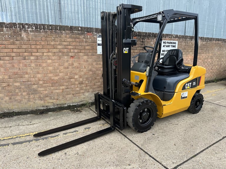 2010 Caterpillar 2.5t diesel forklift, container spec triple mast 