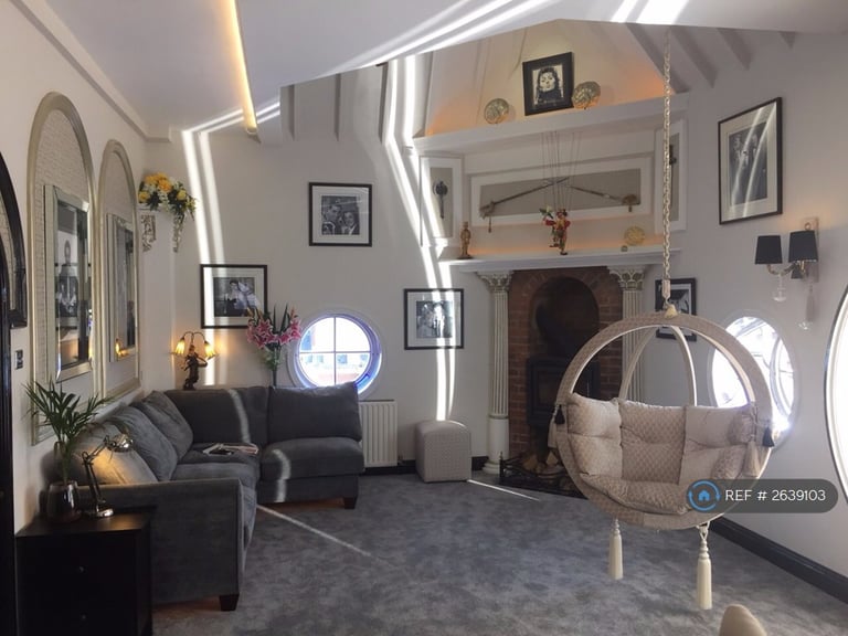 2 bedroom flat in The Clock Tower, Southsea, PO4 (2 bed) (#2639103)