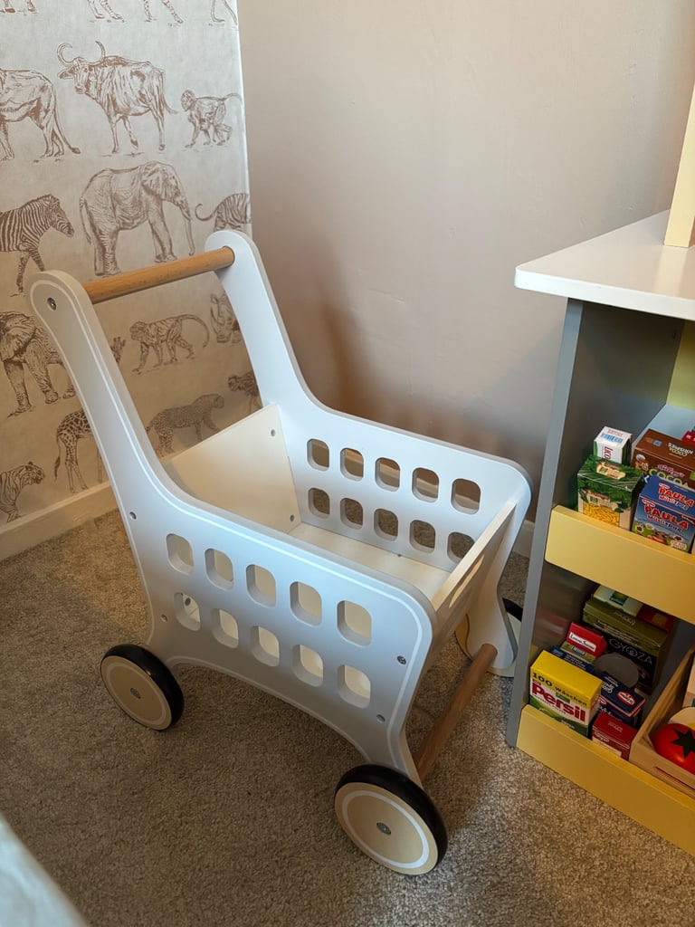 Toy shop and trolley with accessories 