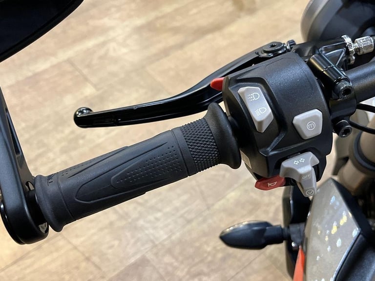 2024 Triumph Street Triple 765 RS STANDARD COLOUR Petrol silver 6 Speed