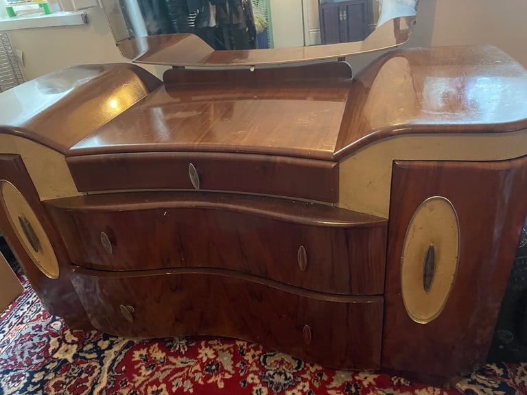 Dresser With Large Mirror 