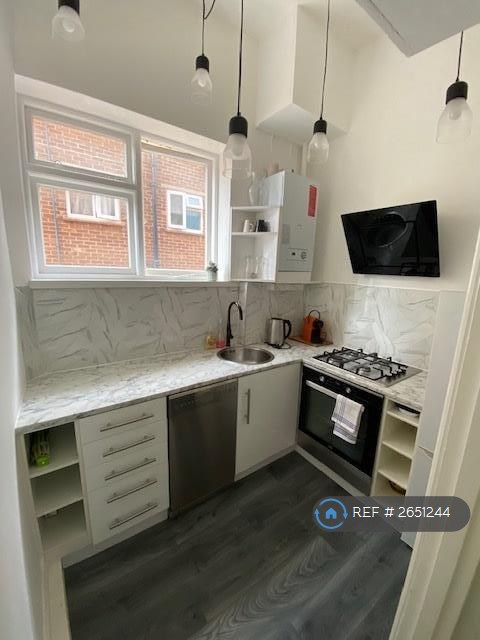 2 bedroom flat in Earls Avenue, Folkestone, CT20 (2 bed) (#2651244)