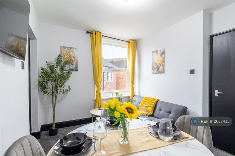 2 bedroom flat in Waverley Grove, Southsea, PO4 (2 bed) (#2637435)