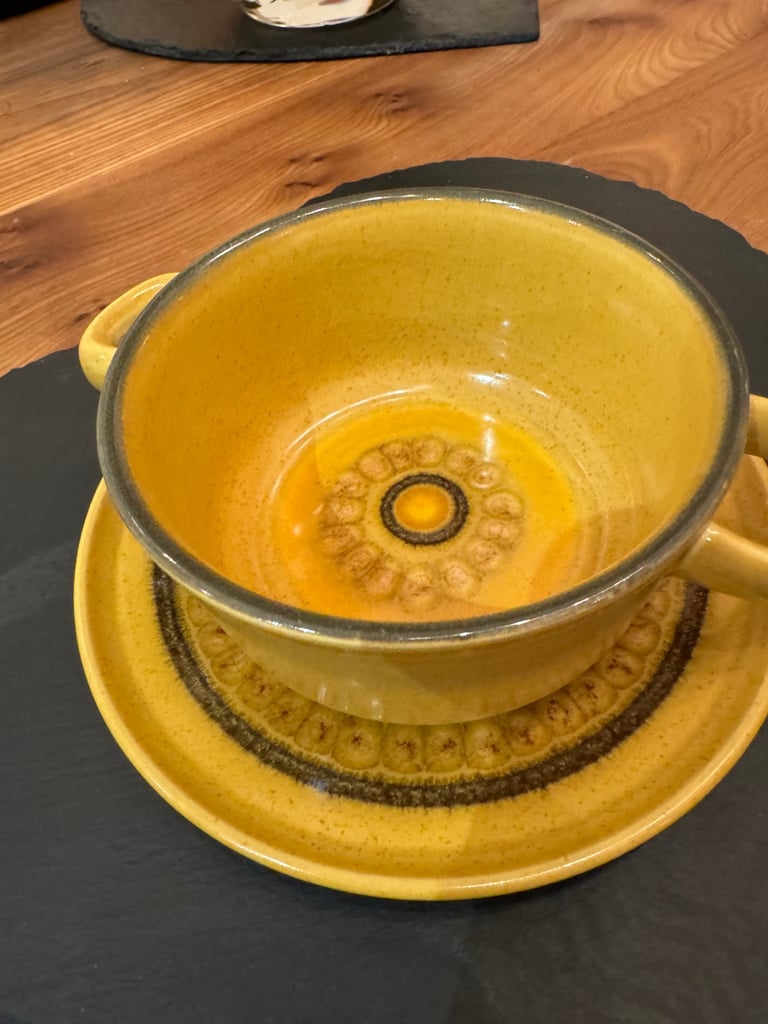 Dinner Service of Franciscan Honeycomb stoneware, made in England. Vintage 1970's