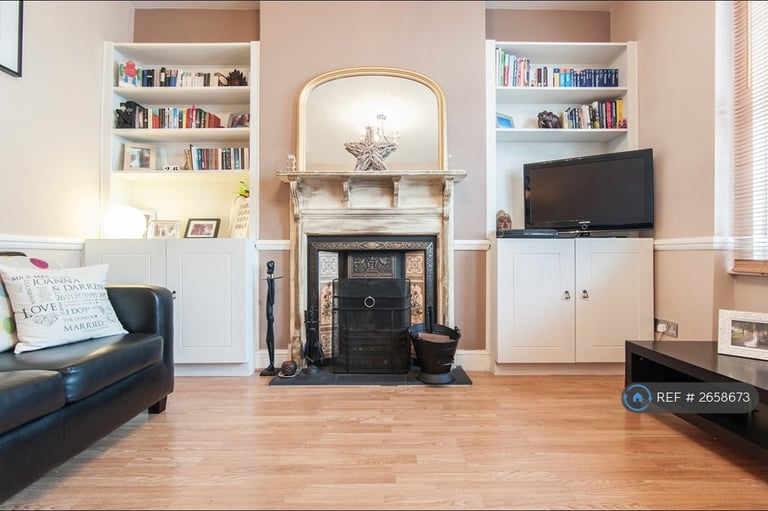 2 bedroom flat in Gilbey Road, London, SW17 (2 bed) (#2658673)