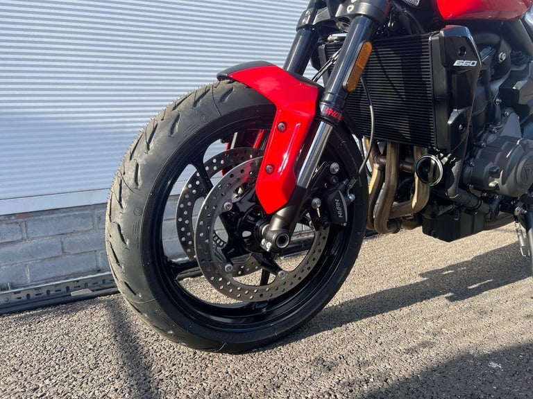 2025 Triumph Trident 660 PREMIUM TWIN COLOUR Petrol black 6 Speed