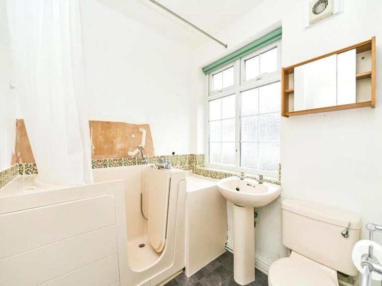 🏠 Cozy room available in Seven Sisters