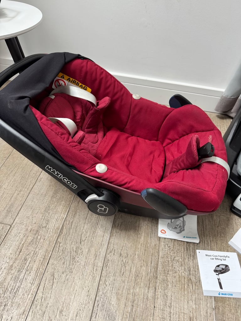 Maxi Cosi Red Pebble car seat and Isofix FamilyFix base