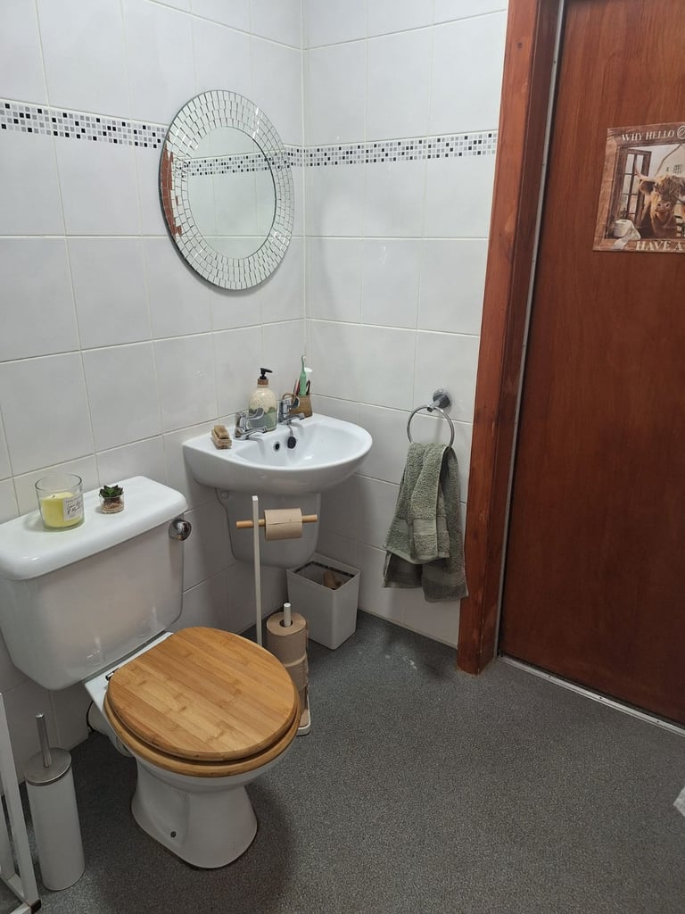 Lovely 2 bedroom with balcony near QUEH