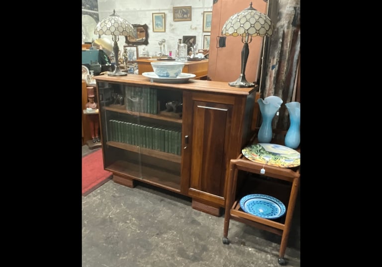 This is lovely Vintage bookcase in very good condition, 