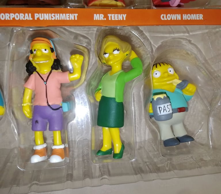 The Simpsons 25 Piece Figurine Collector's Set With Golden Homer + Extra Figure