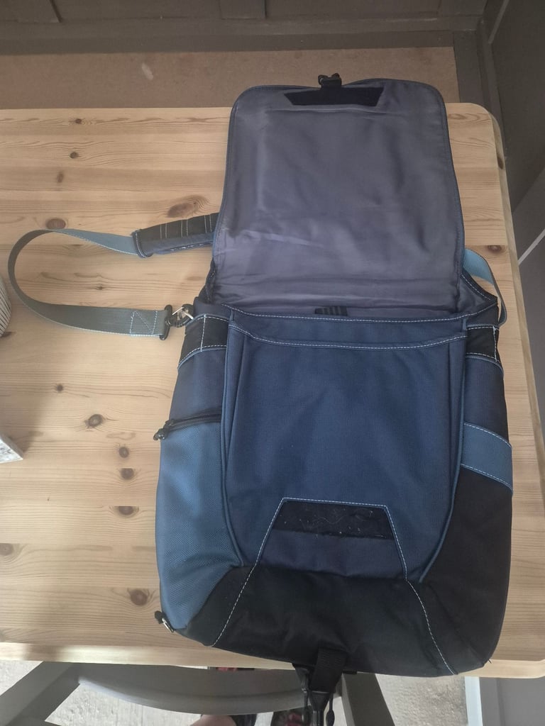 Targus laptop shoulder bag 