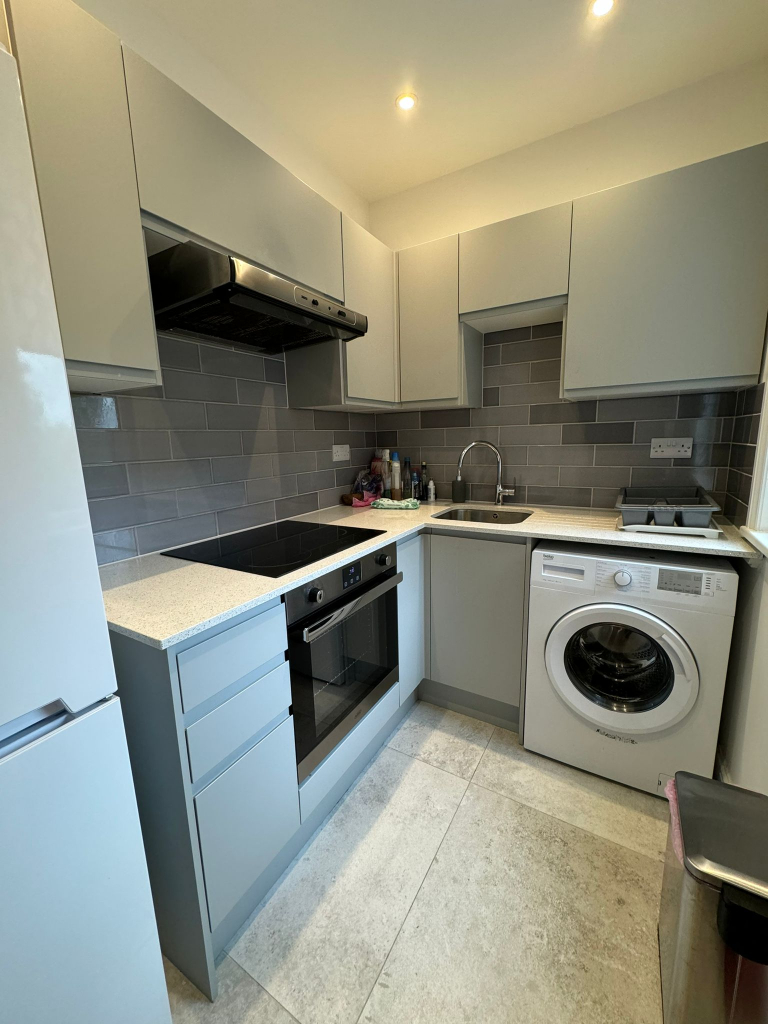 BEAUTIFUL LARGE STUDIO AVAILABLE FOR RENT IN FELTHAM
