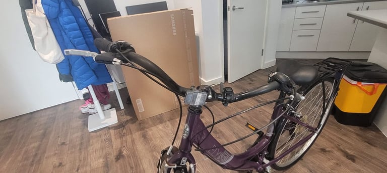 Apollo Elyse Women's Hybrid Bike. 16" Frame 700C Wheels. 21 Speed, in VGC