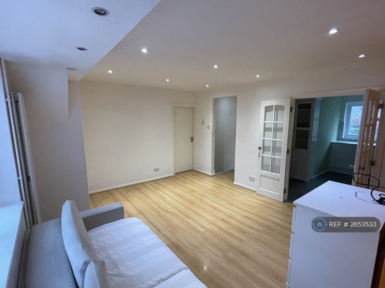 image for 2 bedroom flat in Alpine Walk, Stanmore, HA7 (2 bed) (#2653533)