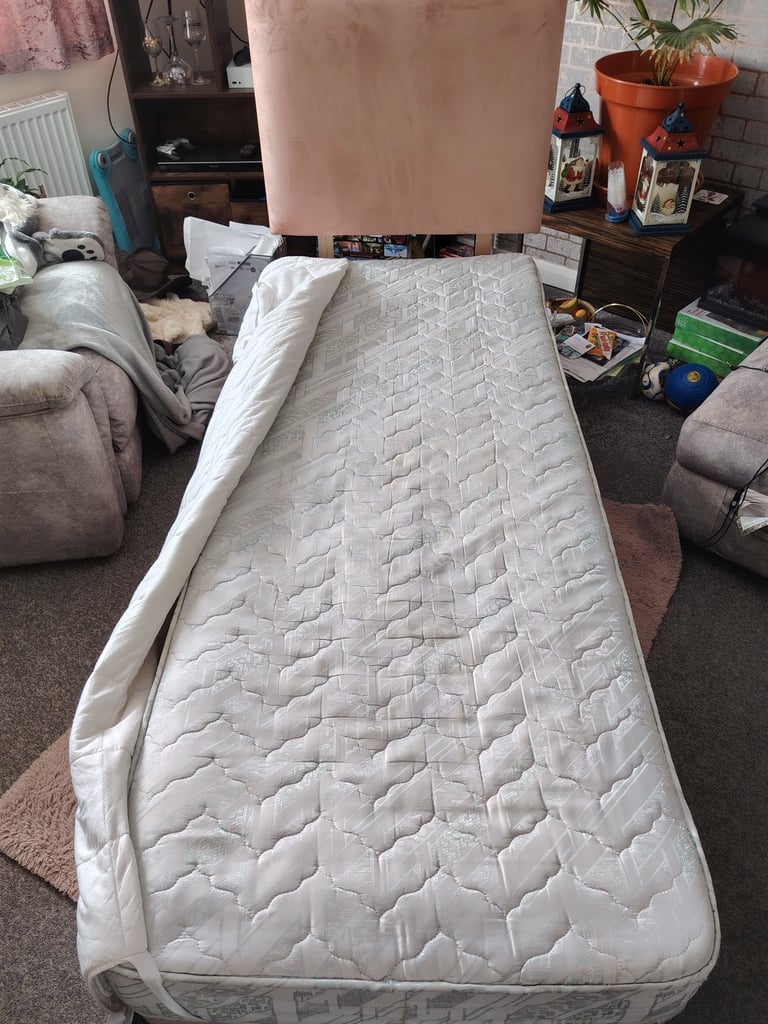 Small Single bed 2'6