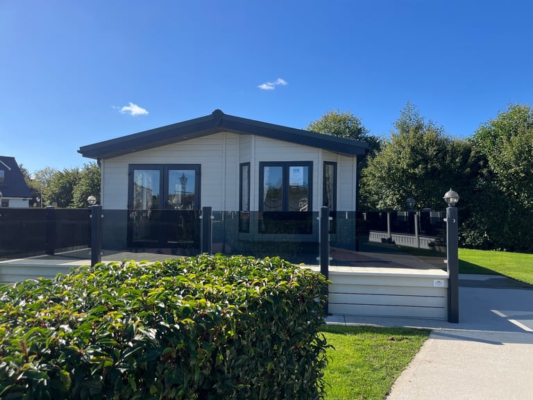 Atlas Lilac Lodge 40x20x2 bedroom