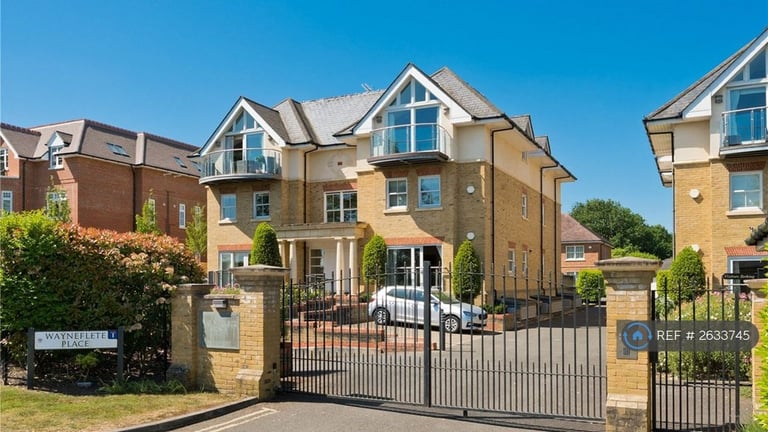 2 bedroom flat in Glenwood House, Esher, KT10 (2 bed) (#2633745)