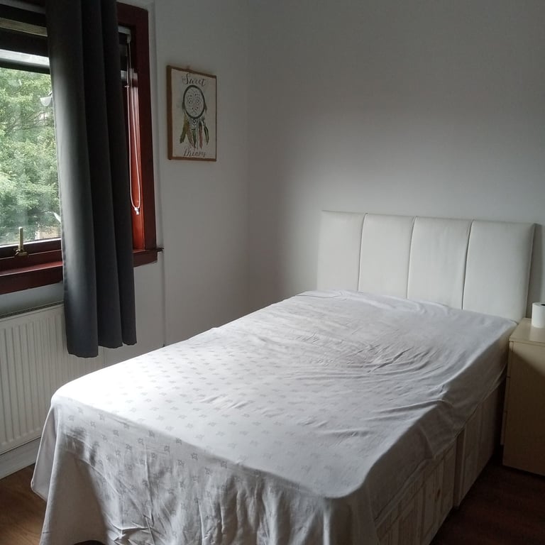 Double room for female in Falkirk 