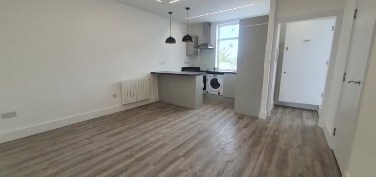 Amazing 2 Bed Flat + Open Plan Living Rm - Collier Row, Romford (RM5)