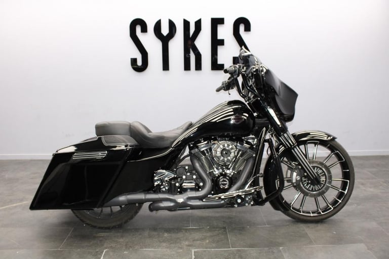 image for 2018 Harley-Davidson FLHXS Touring Street Glide Special in Vivid Black
