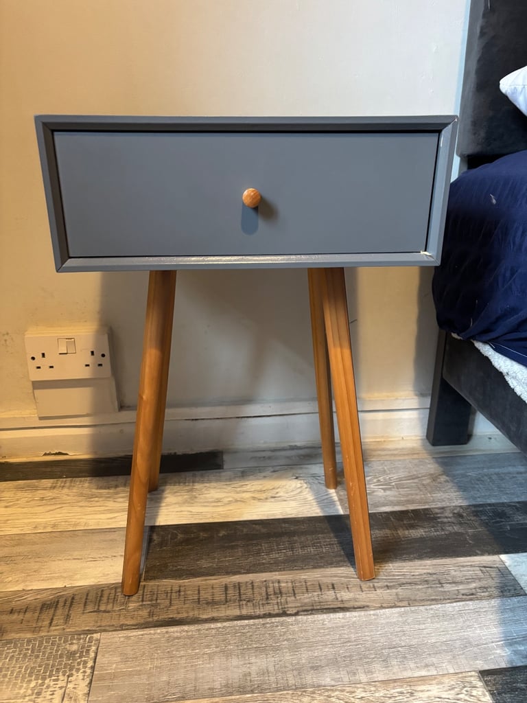 2 bedside tables