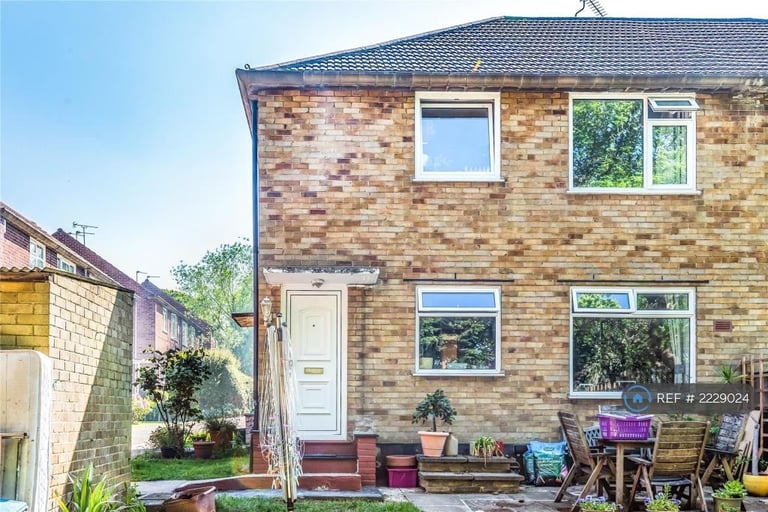 2 bedroom flat in Croft Close, Chislehurst, BR7 (2 bed) (#2229024)