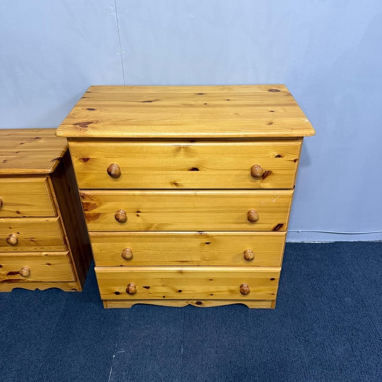 FREE DELIVERY REGAL chest of 4 drawers and bedside set, oak, in good condition. 