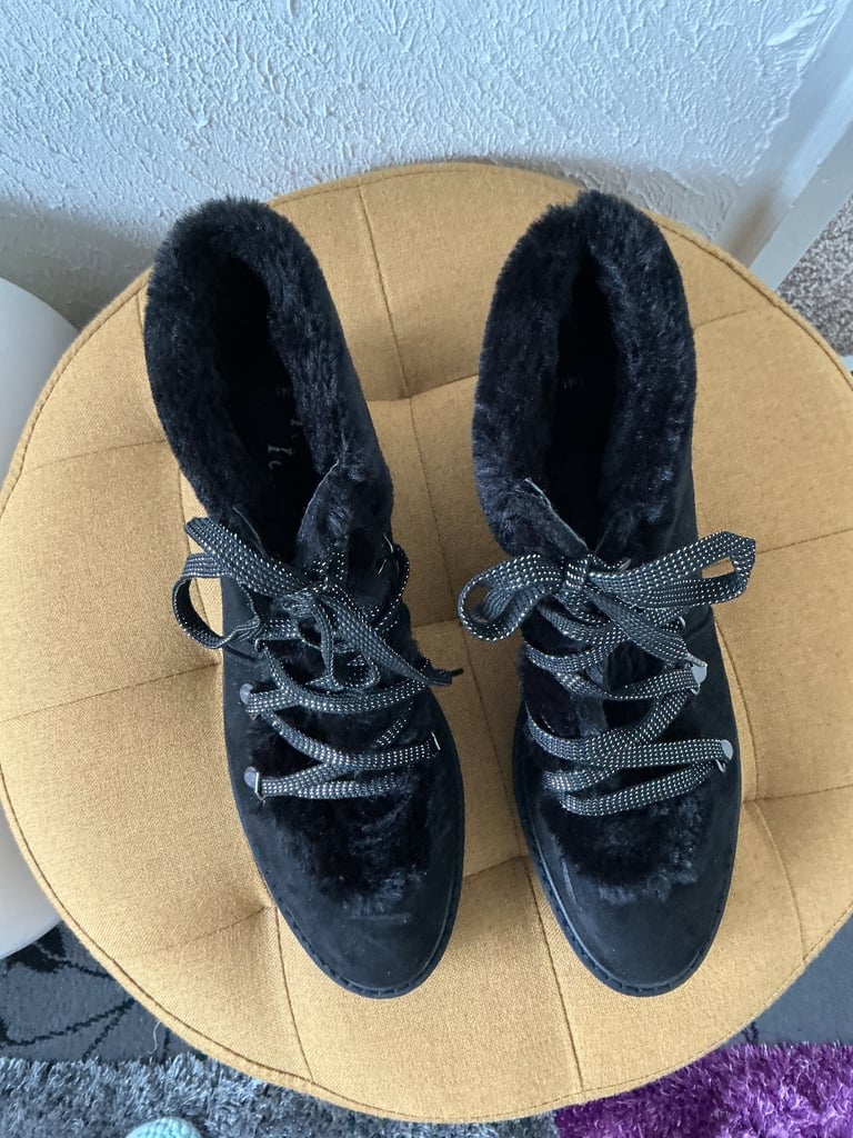 Ladies ankle boots size 7 £5.00.