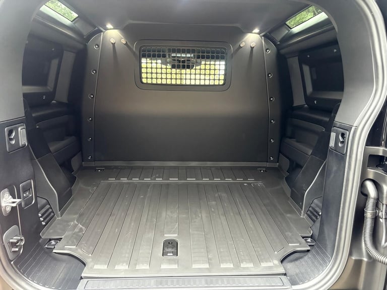 2025 Land Rover Defender 2025 3.0 D250 Hard Top X-Dynamic SE Auto PANEL VAN Diesel Automatic
