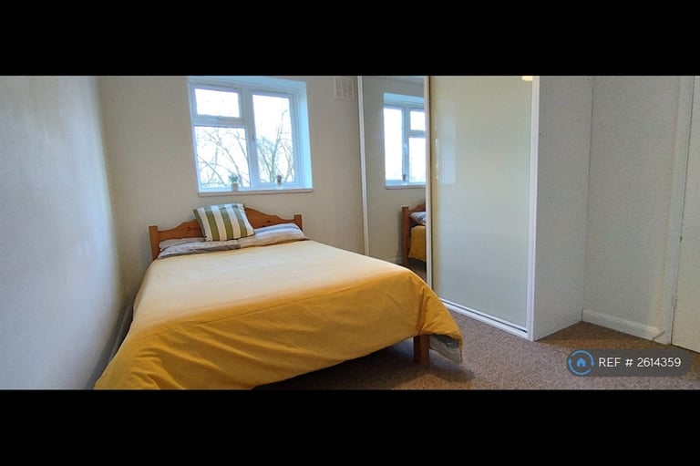 3 bedroom flat in Spencer Park, London, SW18 (3 bed) (#2614359)